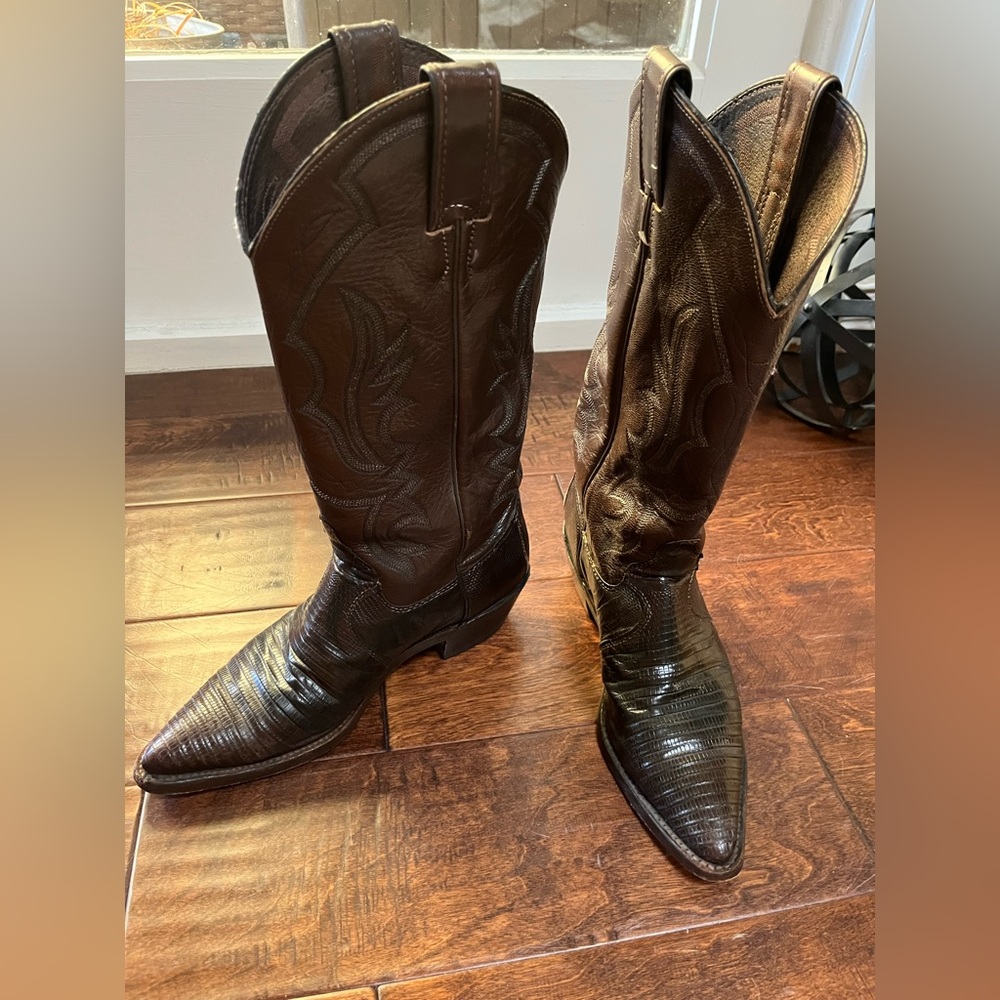 Justin ladies authentic cowboy boots. Dark brown color. Excellent condition - Picture 9 of 10